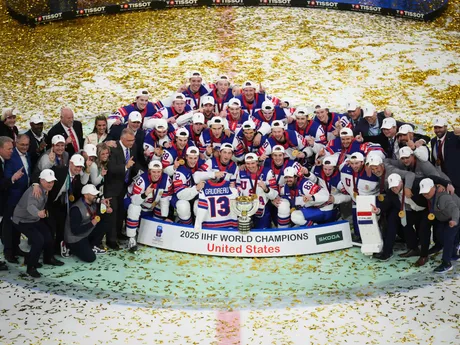 Hokejisti USA oslavujú titul majstra sveta po triumfe 1:0 nad Švajčiarskom na MS v hokeji 2025.