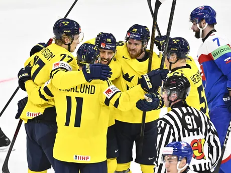 Radosť hráčov Švédska v zápase Slovensko - Švédsko na MS v hokeji 2025. 