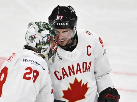 Kapitán Kanady Sidney Crosby a brankár Marc-André Fleury počas MS v hokeji 2025.