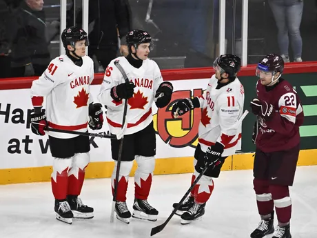 Macklin Celebrini (v strede) zaznamenal svoj prvý gól na MS v hokeji 2025 aj drese Kanady.