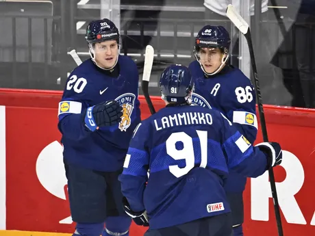 Teuvo Teravainen oslavuje gól v zápase skupiny A Fínsko - Francúzsko na MS v hokeji 2025. 