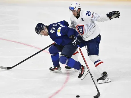 Eemil Erholtz a Louis Boudon v zápase skupiny A Fínsko - Francúzsko na MS v hokeji 2025. 