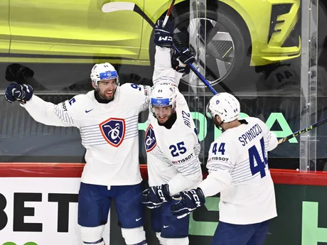 Kevin Bozon oslavuje gól v zápase skupiny A Fínsko - Francúzsko na MS v hokeji 2025. 