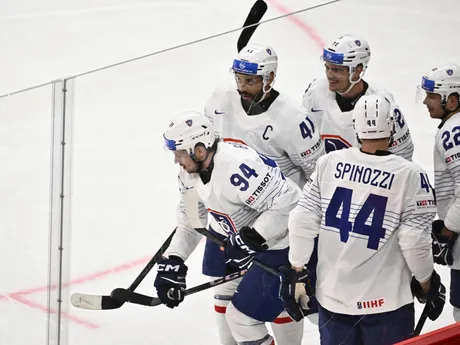 Tim Bozon oslavuje gól v zápase skupiny A Fínsko - Francúzsko na MS v hokeji 2025. 