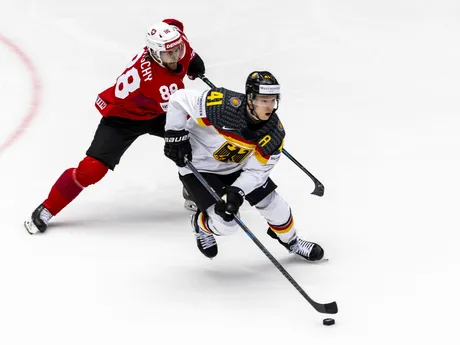 Christoph Bertschy (vľavo) a Jonas Müller v zápase Švajčiarsko - Nemecko v skupine B na MS v hokeji 2025.