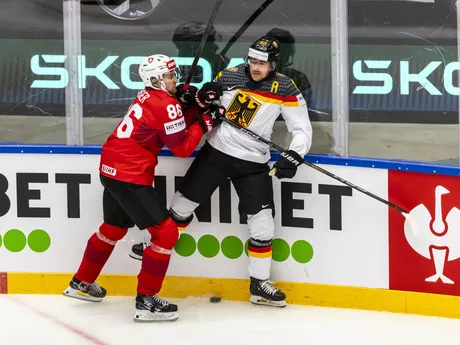 Janis Jerome Moser (vľavo) a Marc Michaelis v zápase Švajčiarsko - Nemecko v skupine B na MS v hokeji 2025.