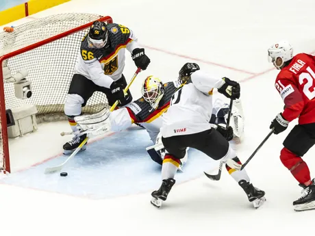 Brankár Mathias Niederberger a Kevin Fiala v zápase Švajčiarsko - Nemecko v skupine B na MS v hokeji 2025.