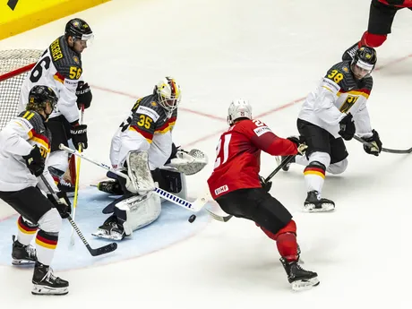 Brankár Mathias Niederberger a Kevin Fiala v zápase Švajčiarsko - Nemecko v skupine B na MS v hokeji 2025.
