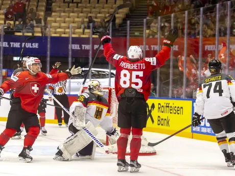 Švajčiar Sven Andrighetto oslavuje gól v zápase Švajčiarsko - Nemecko v skupine B na MS v hokeji 2025.