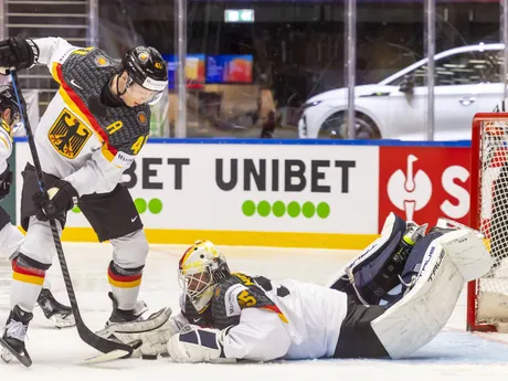 Nemecký brankár Mathias Niederberger v zápase Švajčiarsko - Nemecko v skupine B na MS v hokeji 2025.
