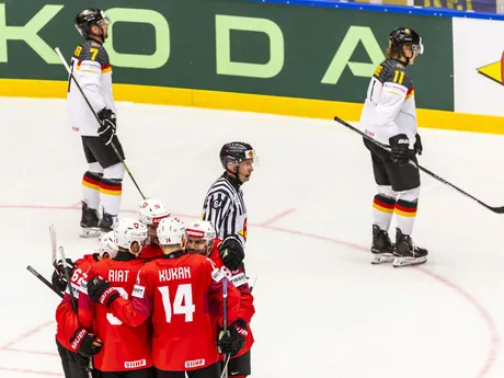 Hokejisti Švajčiarska oslavujú gól v zápase Švajčiarsko - Nemecko v skupine B na MS v hokeji 2025.