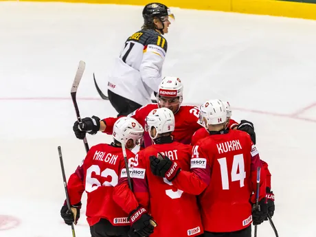 Hokejisti Švajčiarska oslavujú gól v zápase Švajčiarsko - Nemecko v skupine B na MS v hokeji 2025.
