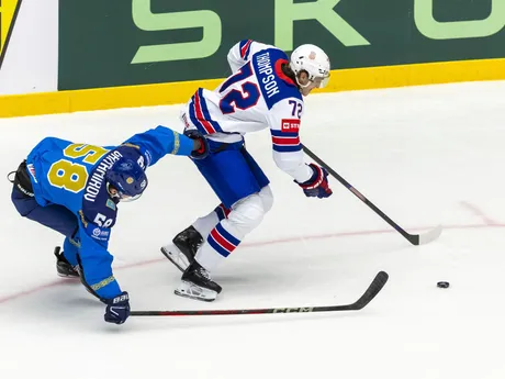 Tamirlan Gaitamirov a Tage Thompson v zápase Kazachstan - USA v skupine B na MS v hokeji 2025. 