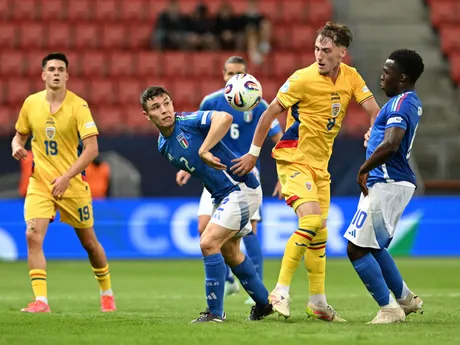 Rares Ille (Rumunsko), Mattia Zanotti (Taliansko), Constantin Grameni (Rumunsko) a Wilfried Gnonto (Taliansko) v zápase Taliansko - Rumunsko v skupine A na EURO U21 2025 (ME vo futbale do 21 rokov).