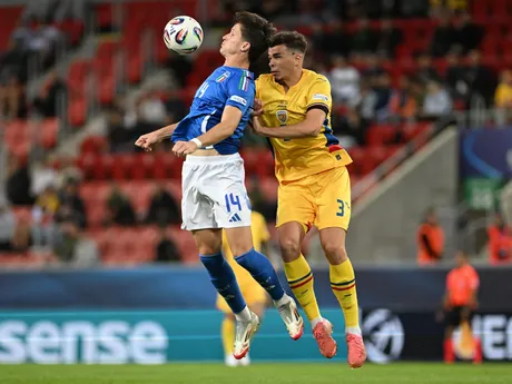 Giovanni Fabbian (Taliansko) a vpravo Cristian Ignat (Rumunsko) v zápase Taliansko - Rumunsko v skupine A na EURO U21 2025 (ME vo futbale do 21 rokov).