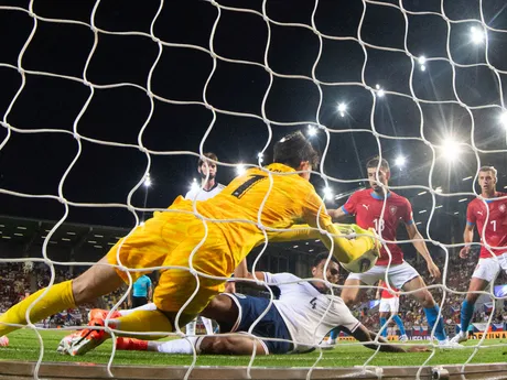 Sprava Daniel Fila, Filip Prebsl a zľava brankár James Beadle a Jarell Quansah v zápase Česko - Anglicko v skupine B na EURO U21 2025.