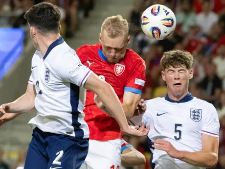 Zľava Tino Livramento, Karel Spáčil a Charlie Cresswell v zápase Česko - Anglicko v skupine B na EURO U21 2025.