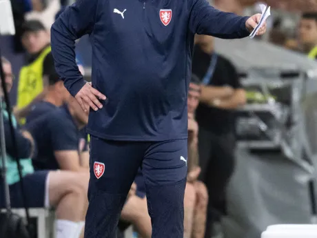 Tréner Jan Suchopárek počas zápasu Česko - Anglicko v skupine B na EURO U21 2025.