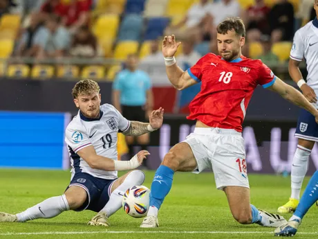 Filip Prebsl (vpravo) a Harvey Elliott v zápase Česko - Anglicko v skupine B na EURO U21 2025.