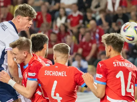 Na snímke gól zľava dáva hlavičkou Angličan Charlie Cresswell, českí futbalisti Štěpán Chaloupek, Martin Suchomel a Vojtěch Stránský počas zápasu základnej B-skupiny Česko - Anglicko na majstrovstvách Európy hráčov do 21 rokov v Dunajskej Strede vo štvrtok 12. júna 2025. FOTO TASR - Martin Baumann

- Slovensko
- šport
- futbal
- majstrovstvá
- Európy
- do
- 21
- rokov
- ME
- ME21
- Dunajská
- Streda
- základná
- B
- skupina
- ČR
- Česko
- Anglicko
- TTX