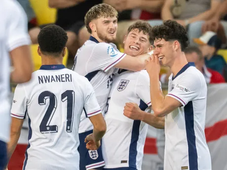 Sprava Archie Gray, Charlie Cresswell, Harvey Elliott a Ethan Nwaneri sa tešia po strelenom góle v zápase Česko - Anglicko v skupine B na EURO U21 2025.