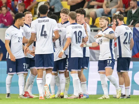 Anglickí futbalisti sa tešia po strelenom góle v zápase Česko - Anglicko v skupine B na EURO U21 2025.