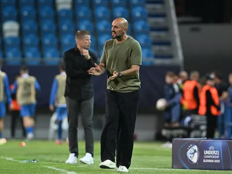 Tréner Antonio Di Salvo počas zápasu Nemecko - Slovinsko v skupine B na EURO U21 2025.