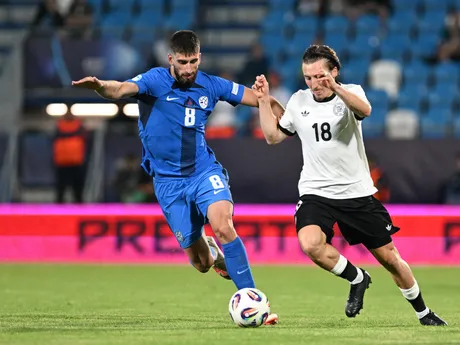 Rocco Reitz (vpravo) a Adrian Zeljkovič v zápase Nemecko - Slovinsko v skupine B na EURO U21 2025.
