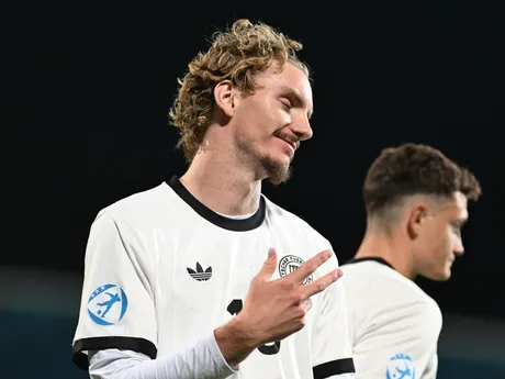 Nick Woltemade (vľavo) sa teší po premenenej penalte v zápase Nemecko - Slovinsko v skupine B na EURO U21 2025.