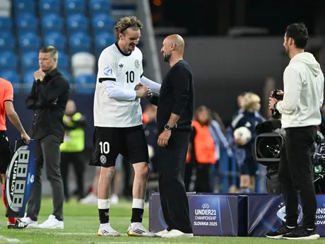 Nick Woltemade sa teší s trénerom Antoniom Da Silvom po premenenej penalte v zápase Nemecko - Slovinsko v skupine B na EURO U21 2025.