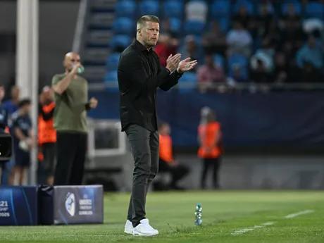 Tréner Andrej Razdrh počas zápasu Nemecko - Slovinsko v skupine B na EURO U21 2025.