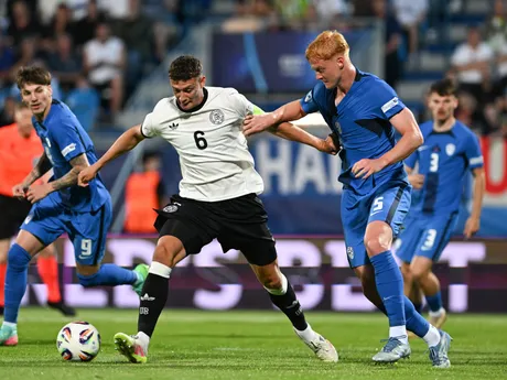 Eric Martel (vľavo) a Lovro Golič v zápase Nemecko - Slovinsko v skupine B na EURO U21 2025.