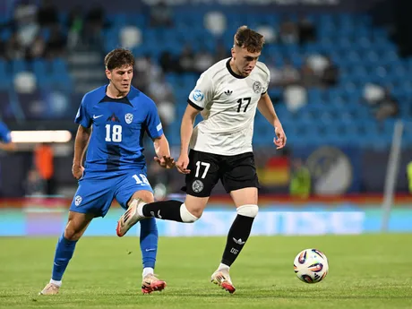 Brajan Gruda (vpravo) a Marko Brest v zápase Nemecko - Slovinsko v skupine B na EURO U21 2025.