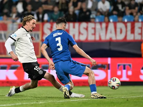 Nick Woltemade (vľavo) a Srdan Kuzmič v zápase Nemecko - Slovinsko v skupine B na EURO U21 2025.