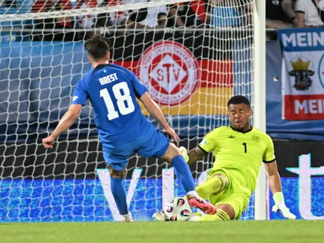 Brankár Noah Atubolu a Marko Brest v zápase Nemecko - Slovinsko v skupine B na EURO U21 2025.