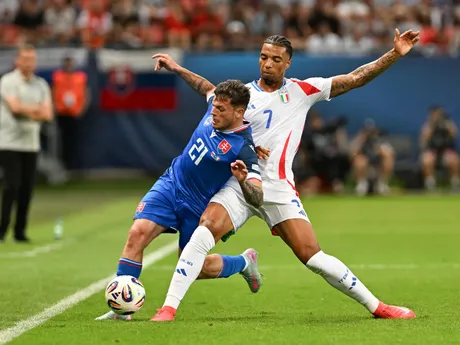 Zľava futbalista Samuel Kopásek(Slovensko) a hráč Cher Ndour (Taliansko) počas zápasu základnej A-skupiny Slovensko - Taliansko na majstrovstvách Európy hráčov do 21 rokov v Trnave