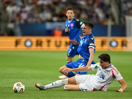 Futbalista Mário Sauer (Slovensko) a hráč Giovanni Fabbian (Taliansko) počas zápasu základnej A-skupiny Slovensko - Taliansko na majstrovstvách Európy hráčov do 21 rokov v Trnave