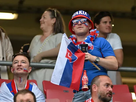 slovenskí fanúšikovia počas zápasu základnej A-skupiny Slovensko - Taliansko na majstrovstvách Európy hráčov do 21 rokov v Trnave