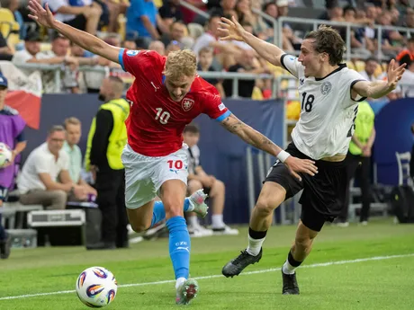 Sprava futbalista Rocco Reitz (Nemecko) a hráč Adam Karabec (Česko) počas zápasu základnej B-skupiny Česko - Nemecko