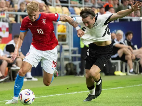 Sprava futbalista Rocco Reitz (Nemecko) a hráč Adam Karabec (Česko) počas zápasu základnej B-skupiny ČR - Nemecko