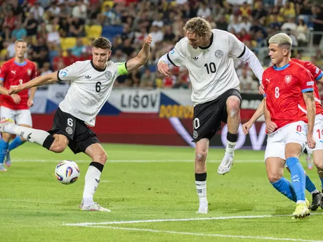 Futbalista Eric Martel (Nemecko) strieľa gól, uprostred jeho spoluhráč Nick Woltemade a vľavo Denis Halinský (Česko) počas zápasu základnej B-skupiny ČR - Nemecko