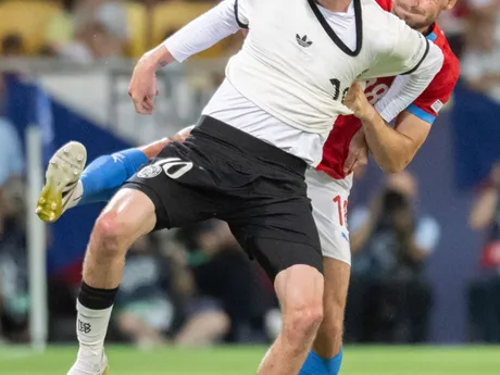V popredí futbalista Nick Woltemade (Nemecko) a hráč Filip Prebsl (Česko) počas zápasu základnej B-skupiny ČR - Nemecko