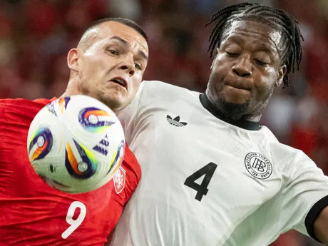 Sprava futbalista Bright Arrey-Mbi (Nemecko) a hráč Václav Sejk (Česko) počas zápasu základnej B-skupiny ČR - Nemecko