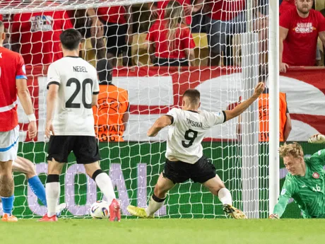 Druhý sprava futbalista Nicolo Tresoldi (Nemecko) strieľa gól, druhý zľava spoluhráč Paul Nebel, vľavo Václav Sejk a vpravo brankár Lukáš Horníček (obaja Česko) počas zápasu základnej B-skupiny ČR - Nemecko