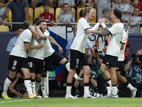 Nemeckí futbalisti sa tešia z gólu počas zápasu základnej B-skupiny Česko - Nemecko