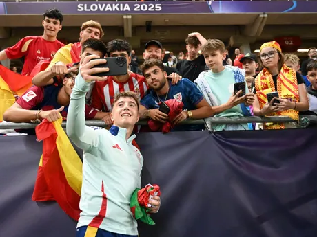 Na snímke futbalista Mikel Jaureguizar (Španielsko) si robí selfie s fanúšikmi po zápase základnej A-skupiny Španielsko - Taliansko na majstrovstvách Európy hráčov do 21 rokov v Trnave v utorok 17. júna 2025. FOTO TASR - Lukáš Grinaj

- Slovensko
- šport
- futbal
- majstrovstvá
- Európy
- do
- 21
- rokov
- ME
- ME21
- základná
- A
- skupina
- Trnava
- Španielsko
- Taliansko
- TTX