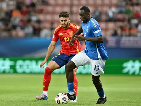 sprava futbalista Michael Kayode (Taliansko) a hráč Andrés García (Španielsko) počas zápasu základnej A-skupiny Španielsko - Taliansko