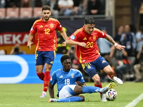 zľava futbalista Andrés García (Španielsko), hráč Issa Doumbia (Taliansko) a Alberto Moleiro (Španielsko) počas zápasu základnej A-skupiny Španielsko - Taliansko