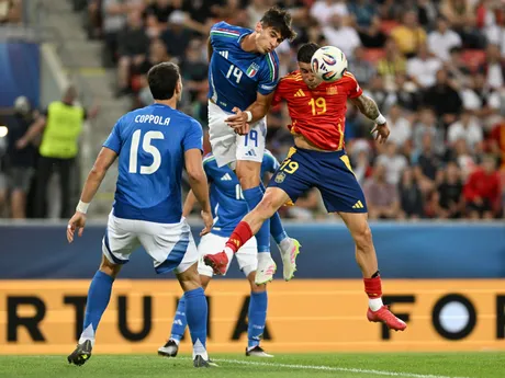 Na snímke zľava futbalisti Diego Coppola, Gabriele Guarino (Taliansko) a hráč Roberto Fernández (Španielsko) počas zápasu základnej A-skupiny Španielsko - Taliansko na majstrovstvách Európy hráčov do 21 rokov v Trnave v utorok 17. júna 2025. FOTO TASR - Lukáš Grinaj

- Slovensko
- šport
- futbal
- majstrovstvá
- Európy
- do
- 21
- rokov
- ME
- ME21
- základná
- A
- skupina
- Trnava
- Španielsko
- Taliansko
- TTX