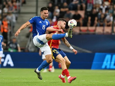 Na snímke zľava futbalista Diego Coppola (Taliansko) a hráč Roberto Fernández  (Španielsko) počas zápasu základnej A-skupiny Španielsko - Taliansko na majstrovstvách Európy hráčov do 21 rokov v Trnave v utorok 17. júna 2025. FOTO TASR - Lukáš Grinaj

- Slovensko
- šport
- futbal
- majstrovstvá
- Európy
- do
- 21
- rokov
- ME
- ME21
- základná
- A
- skupina
- Trnava
- Španielsko
- Taliansko
- TTX